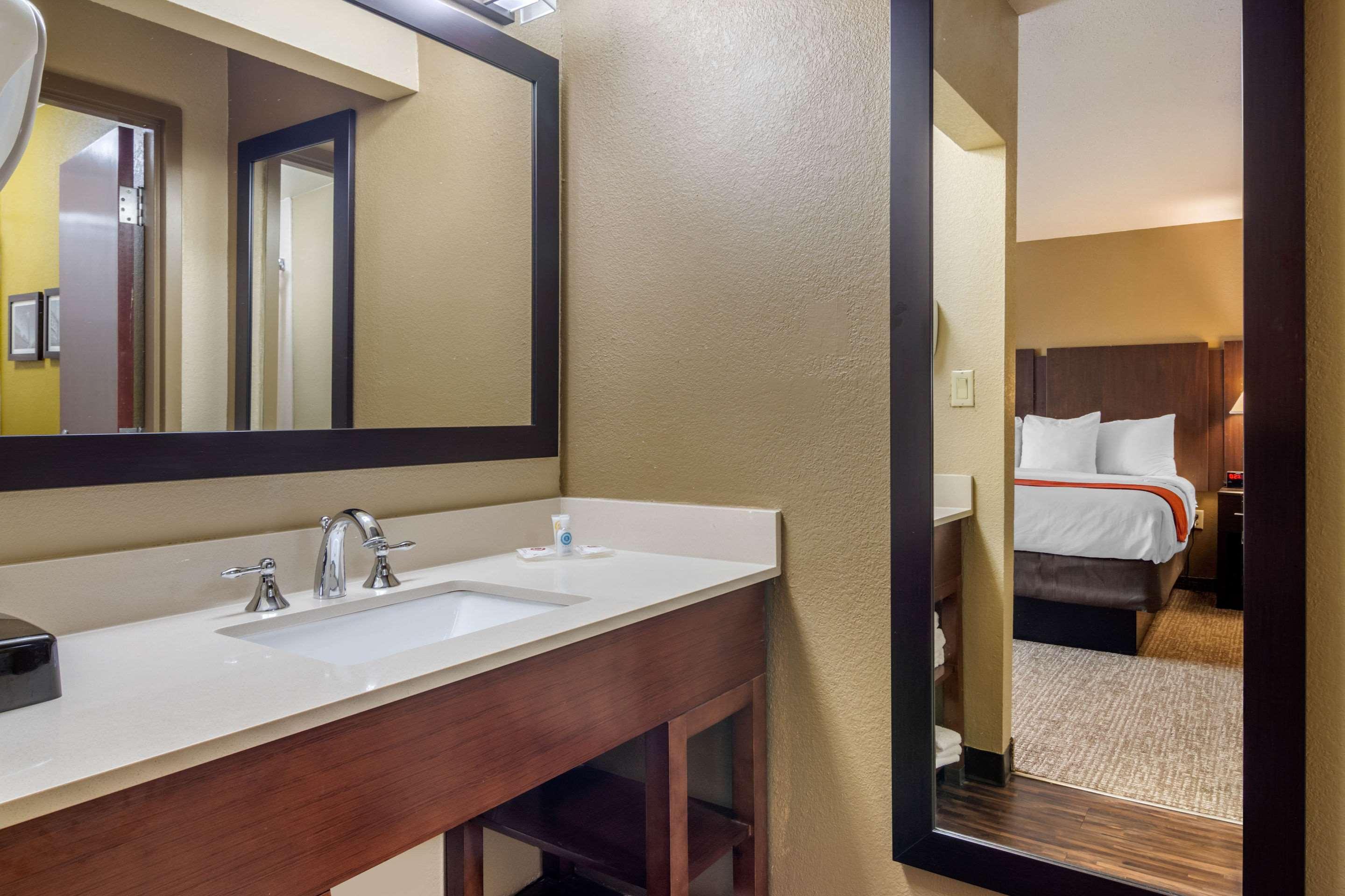Comfort Inn & Suites Perry National Fairgrounds Area Esterno foto